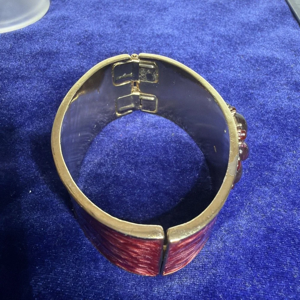 LC LIZ CLAIBORNE Burgundy Enamel Gold Tone Floral Cabochon Bangle